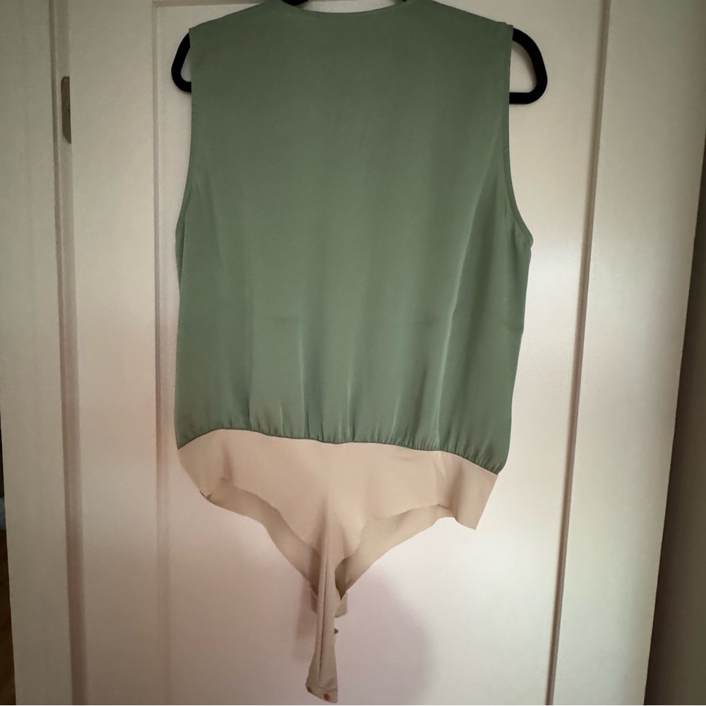 NEW Favorite Daughter The Date Sleeveless Blouse in Basil - Picture 5 of 6